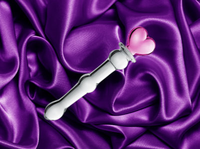 sextoy en verre reine de coeur rose